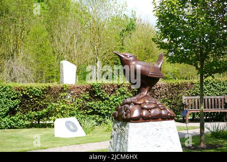 Große hölzerne Wren Bird Skulptur auf dem Aguila Memorial zum Royal Women's Naval Service im National Memorial Arboretum, Staffordshire, England, Großbritannien. Stockfoto