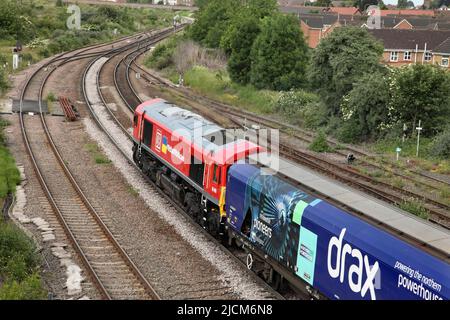 DB Cargo Class 66 Loco 66099 führt am 14./6./22 den Biomassedienst 0815 Immingham zum Kraftwerk Drax durch Scunthorpe. Stockfoto