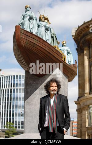 Ein großes öffentliches Kunstwerk, in dem der berühmte guyanesisch-britische Künstler Hew Locke die Skulptur der Königin Victoria im Stadtzentrum von Birmingham neu gestaltet. Das Projekt wurde von der Ikon Gallery für das Birmingham 2022 Festival (das Kulturprogramm der Commonwealth Games) in Auftrag gegeben. Das spektakuläre Werk mit dem Titel Foreign Exchange wird Lockes erste temporäre öffentliche Skulptur sein. Bild: Hew Locke. Stockfoto