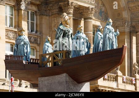 Ein großes öffentliches Kunstwerk, in dem der berühmte guyanesisch-britische Künstler Hew Locke die Skulptur der Königin Victoria im Stadtzentrum von Birmingham neu gestaltet. Das Projekt wurde von der Ikon Gallery für das Birmingham 2022 Festival (das Kulturprogramm der Commonwealth Games) in Auftrag gegeben. Das spektakuläre Werk mit dem Titel Foreign Exchange wird Lockes erste temporäre öffentliche Skulptur sein und eine natürliche Weiterentwicklung der jahrelangen Erforschung der symbolischen Macht öffentlicher Denkmäler sein. Stockfoto