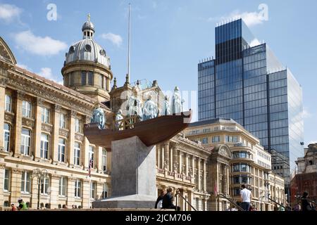 Ein großes öffentliches Kunstwerk, in dem der berühmte guyanesisch-britische Künstler Hew Locke die Skulptur der Königin Victoria im Stadtzentrum von Birmingham neu gestaltet. Das Projekt wurde von der Ikon Gallery für das Birmingham 2022 Festival (das Kulturprogramm der Commonwealth Games) in Auftrag gegeben. Das spektakuläre Werk mit dem Titel Foreign Exchange wird Lockes erste temporäre öffentliche Skulptur sein. Die Statue der Devisenbörse im Bild mit dem Birmingham Council House und dem höchsten Gebäude von Birmingham, 103, Colmore Row. Stockfoto