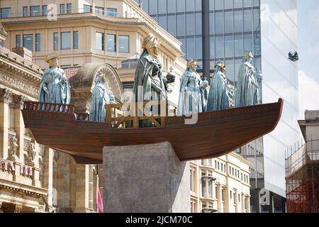 Ein großes öffentliches Kunstwerk, in dem der berühmte guyanesisch-britische Künstler Hew Locke die Skulptur der Königin Victoria im Stadtzentrum von Birmingham neu gestaltet. Das Projekt wurde von der Ikon Gallery für das Birmingham 2022 Festival (das Kulturprogramm der Commonwealth Games) in Auftrag gegeben. Das spektakuläre Werk mit dem Titel Foreign Exchange wird Lockes erste temporäre öffentliche Skulptur sein und eine natürliche Weiterentwicklung der jahrelangen Erforschung der symbolischen Macht öffentlicher Denkmäler sein. Stockfoto