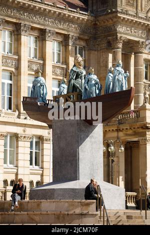 Ein großes öffentliches Kunstwerk, in dem der berühmte guyanesisch-britische Künstler Hew Locke die Skulptur der Königin Victoria im Stadtzentrum von Birmingham neu gestaltet. Das Projekt wurde von der Ikon Gallery für das Birmingham 2022 Festival (das Kulturprogramm der Commonwealth Games) in Auftrag gegeben. Das spektakuläre Werk mit dem Titel Foreign Exchange wird Lockes erste temporäre öffentliche Skulptur sein und eine natürliche Weiterentwicklung der jahrelangen Erforschung der symbolischen Macht öffentlicher Denkmäler sein. Stockfoto