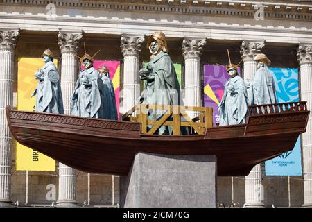 Ein großes öffentliches Kunstwerk, in dem der berühmte guyanesisch-britische Künstler Hew Locke die Skulptur der Königin Victoria im Stadtzentrum von Birmingham neu gestaltet. Das Projekt wurde von der Ikon Gallery für das Birmingham 2022 Festival (das Kulturprogramm der Commonwealth Games) in Auftrag gegeben. Das spektakuläre Werk mit dem Titel Foreign Exchange wird Lockes erste temporäre öffentliche Skulptur sein und eine natürliche Weiterentwicklung der jahrelangen Erforschung der symbolischen Macht öffentlicher Denkmäler sein. Stockfoto