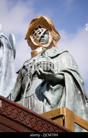 Ein großes öffentliches Kunstwerk, in dem der berühmte guyanesisch-britische Künstler Hew Locke die Skulptur der Königin Victoria im Stadtzentrum von Birmingham neu gestaltet. Das Projekt wurde von der Ikon Gallery für das Birmingham 2022 Festival (das Kulturprogramm der Commonwealth Games) in Auftrag gegeben. Das spektakuläre Werk mit dem Titel Foreign Exchange wird Lockes erste temporäre öffentliche Skulptur sein und eine natürliche Weiterentwicklung der jahrelangen Erforschung der symbolischen Macht öffentlicher Denkmäler sein. Stockfoto