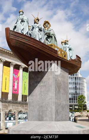 Ein großes öffentliches Kunstwerk, in dem der berühmte guyanesisch-britische Künstler Hew Locke die Skulptur der Königin Victoria im Stadtzentrum von Birmingham neu gestaltet. Das Projekt wurde von der Ikon Gallery für das Birmingham 2022 Festival (das Kulturprogramm der Commonwealth Games) in Auftrag gegeben. Das spektakuläre Werk mit dem Titel Foreign Exchange wird Lockes erste temporäre öffentliche Skulptur sein und eine natürliche Weiterentwicklung der jahrelangen Erforschung der symbolischen Macht öffentlicher Denkmäler sein. Stockfoto