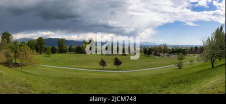 Panoramablick auf den Fraser River Heritage Park. Wolkiger Himmel Im Frühling. Stockfoto