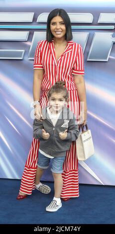 Foto muss gutgeschrieben werden ©Alpha Press 085001 13/06/2022 Cara De La Hoyde und Sohn Freddie George De La Hoyde Massey bei der Lightyear-Premiere im Cineworld Cinema am Leicester Square, London. Stockfoto
