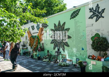 Juni 14., Grenfell Tower, London, Großbritannien. Die Katastrophe vom 2017. Juni, die den Tod von 72 Menschen verursachte, hat die Bewohner, die fünf Jahre später in ihrem Schatten leben, noch immer die Leere und den Schmerz der Tragödie spüren lassen.FOTO: Die Gedenkmauer und das Bloom-Mosaik Quelle: Bridget Catterall/Alamy Live News. Stockfoto