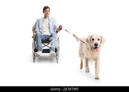 Junger Mann in einem Rollstuhl mit einem Retriever Hund isoliert auf weißem Hintergrund Stockfoto