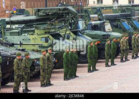 Truppen auf der Aleksanterinkatu-Straße bei der Nationalparade am Flaggentag der finnischen Streitkräfte auf dem Senatsplatz in Helsinki Finnland Stockfoto