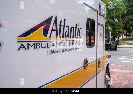 Salem, MA USA - 12. Juni 2022 - Atlantic Ambulance Service wartet auf einen Anruf Stockfoto