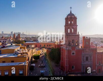 Eine Luftaufnahme von Queretaro City, Mexiko. Drohnenfoto am Morgen im Stadtzentrum Stockfoto