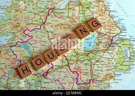 Northern Irish Housing, geschrieben in Scrabble Letters, auf einer Karte von Nordirland Stockfoto