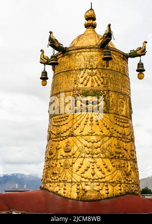 Siegesbanner auf dem Dach des Jokhang-Tempels in Lhasa, Tibet: Das heiligste und wichtigste Kloster im tibetischen Buddhismus. Stockfoto