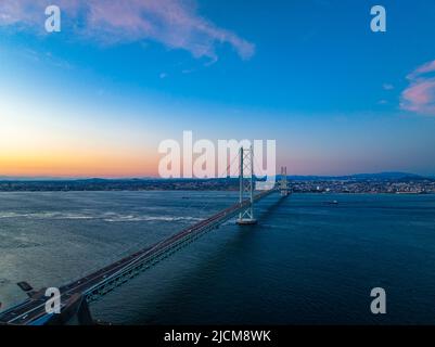 Sonnenuntergang über der längsten Federung der Welt, die Awaji Island mit Akashi und dem japanischen Festland verbindet Stockfoto