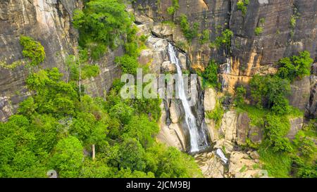 Wunderschöner Wasserfall im Regenwald von oben. Rawana Falls, Sri Lanka. Stockfoto