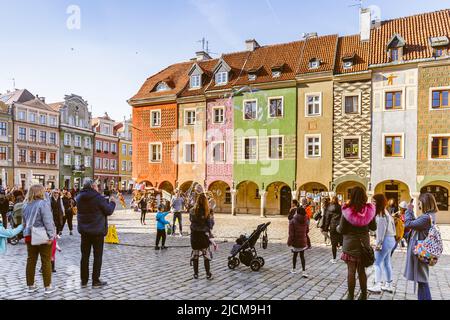 Poznan, Polen - 30. Oktober 2021: Menschen genießen die riesige Seifenblasen-Show auf Stary Rynek - dem Alten Marktplatz in Poznan, Polen. Farbenfroher Merc Stockfoto