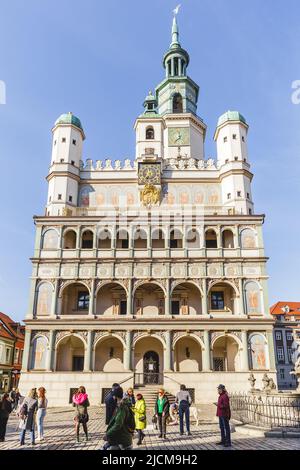 Poznan, Polen - 30. Oktober 2021: Touristen in der Nähe des Stadthauses von Posen mit seinen speziellen Uhren auf dem Stary Rynek - dem zentralen Marktplatz in Pozna Stockfoto