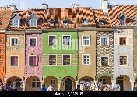 Poznan, Polen - 30. Oktober 2021: Die Reihe der bunten mittelalterlichen Handelshäuser auf Stary Rynek - dem zentralen Alten Marktplatz in Poznan, Polen. Euro Stockfoto