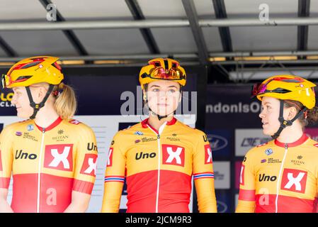 Mie Bjorndal Ottestad, Anniina Ahtosalo, Susanne Andersen Radfahrer des Teams Uno X Pro Cycling Team beim RideLondon Classique 2022 Elite Damenrad Stockfoto