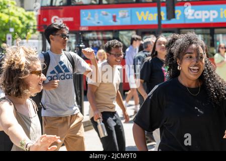 London, Großbritannien. , . Spontaner Flash-Tanz, während ein Straßenmusiker seine Gitarre auf der Parliament Street, London, UK, Credit: Ian Davidson/Alamy Live News Stockfoto