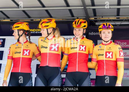 Rebecca Koerner, Mie Bjorndal Ottestad, Anniina Ahtosalo, Susanne Andersen Radfahrer des Teams Uno X Pro Cycling Team beim RideLondon Classique 2022 Stockfoto