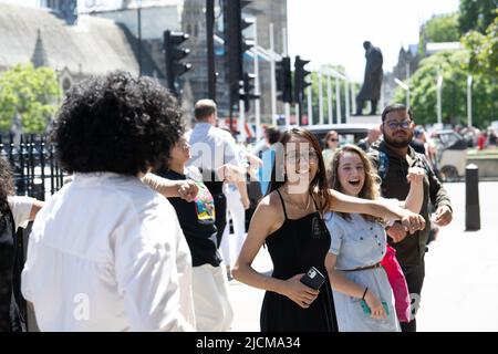 London, Großbritannien. , . Spontaner Flash-Tanz, während ein Straßenmusiker seine Gitarre auf der Parliament Street, London, UK, Credit: Ian Davidson/Alamy Live News Stockfoto