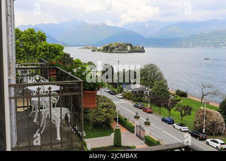 Isola Bella, mit Isola dei Pescatori oder Isola Superiore, die Borromäischen Inseln vom Balkon aus gesehen im Grand Hotel des Iles Borromees, Stresa Stockfoto