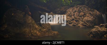 Foto von Wasser, das zwischen Felsen im Fluss Lamsujen fließt, Aceh, Indonesien. Stockfoto