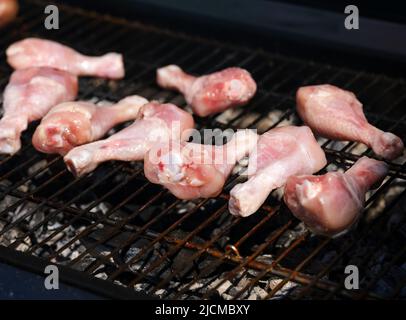 Rohe Hähnchenbeine auf einem Grillrost. Nahaufnahme Stockfoto