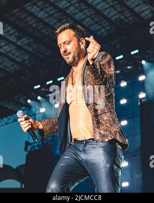 13/06/2022 - die italienische Sängerin CESARE CREMONINI spielt live im San Siro Stadion in Mailand, Italien Stockfoto