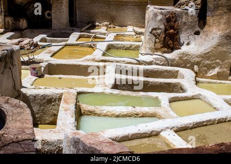 Fez, Marokko - 13. Juni 2022 Chouara Gerberei, die Färbekellen von Chouara gehören zu den berühmtesten Sehenswürdigkeiten der Medina von Fez. Das alte Handwerk des Gerbens Stockfoto