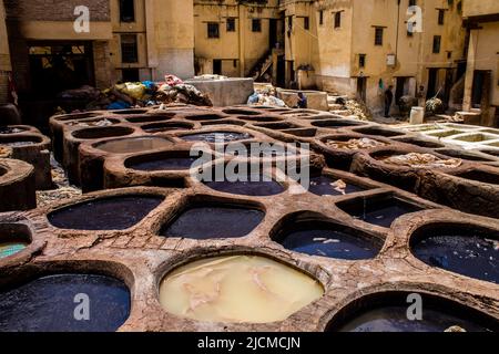 Fez, Marokko - 13. Juni 2022 Chouara Gerberei, die Färbekellen von Chouara gehören zu den berühmtesten Sehenswürdigkeiten der Medina von Fez. Das alte Handwerk des Gerbens Stockfoto