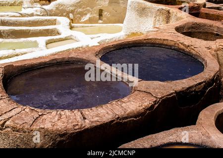 Fez, Marokko - 13. Juni 2022 Chouara Gerberei, die Färbekellen von Chouara gehören zu den berühmtesten Sehenswürdigkeiten der Medina von Fez. Das alte Handwerk des Gerbens Stockfoto