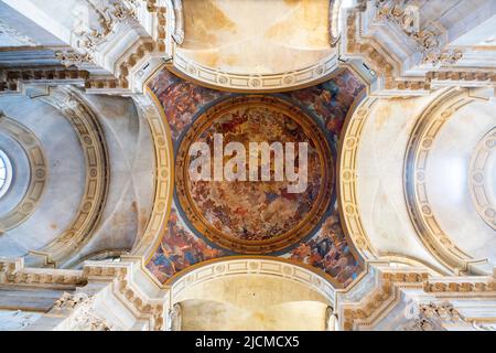 Himmlischer Ruhm auf der Kuppel der Kreuzung. Die Kathedrale unserer Lieben Frau von der Verkündigung und St. Sigisbert (Cathédrale Notre-Dame-de-l’Annonciation Stockfoto