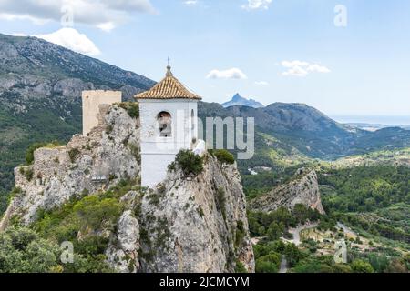 Blick auf den alten Glockenturm auf dem Felsen des Dorfes Guadalest in der Provinz Alicante, Spanien. Tourismuskonzept Stockfoto