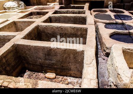 Fez, Marokko - 13. Juni 2022 Chouara Gerberei, die Färbekellen von Chouara gehören zu den berühmtesten Sehenswürdigkeiten der Medina von Fez. Das alte Handwerk des Gerbens Stockfoto