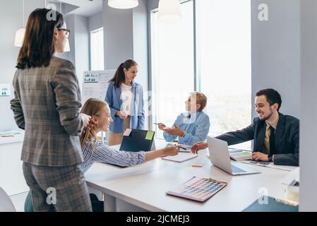Kollegen besprechen Geschäftsideen während der Arbeit im Büro. Stockfoto