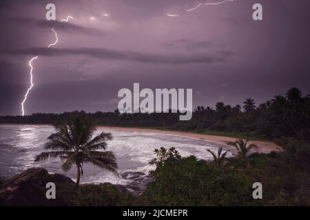 Ein Gewitter über der Südwestküste von Sri Lanka, Aturuwella, Bentota, Sri Lanka. Stockfoto