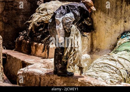 Fez, Marokko - 13. Juni 2022 Chouara Gerberei, die Färbekellen von Chouara gehören zu den berühmtesten Sehenswürdigkeiten der Medina von Fez. Das alte Handwerk des Gerbens Stockfoto