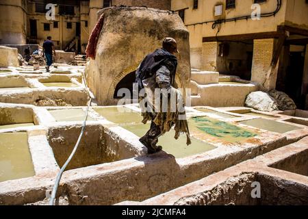 Fez, Marokko - 13. Juni 2022 Chouara Gerberei, die Färbekellen von Chouara gehören zu den berühmtesten Sehenswürdigkeiten der Medina von Fez. Das alte Handwerk des Gerbens Stockfoto