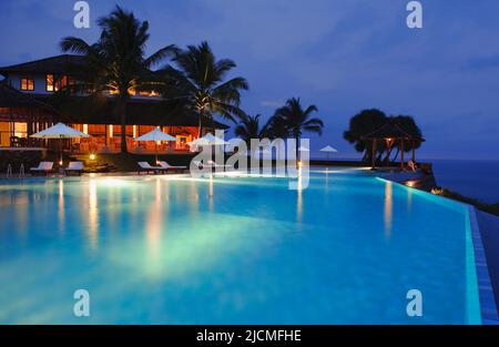 In einem Resort in Sri Lanka befindet sich ein Überlaufpool auf einer Klippe mit Blick auf den Indischen Ozean. Aturuwella, Bentota, Sri Lanka. Stockfoto