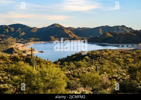 Sonniger Blick am Nachmittag auf den Bartlett Lake im Tonto National Forest in der Nähe von Scottsdale und Cave Creek, Arizona. Stockfoto