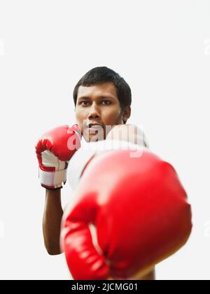 Ein thai-Trainer von muay zeigt einige Thai-Boxzüge. Phuket, Thailand. Stockfoto