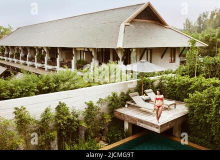 Frau in privater Pool-Villa in einem Resort, Phuket, Thailand. Stockfoto