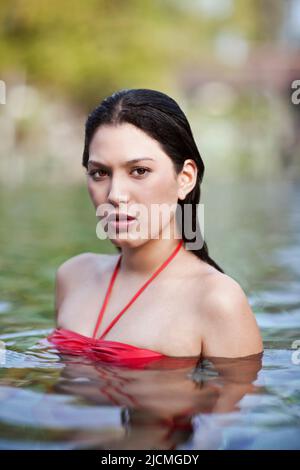 Frau schwimmende in einem Resort-Pool. Phuket, Thailand. Stockfoto