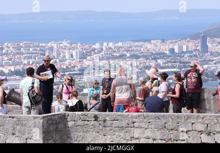 Touristen genießen die Aussicht von der Festung Klis in der Nähe von Split, Kroatien am 14. Juni 2022. Die Festung Klis ist ein unvermeidlicher Ort für viele Touristen, die in das Gebiet von Split kommen. Eine unvergessliche Aussicht und ein reiches historisches Erlebnis sind die Mühe wert. Foto: Ivo Cagalj/PIXSELL Stockfoto