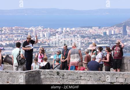 Touristen genießen die Aussicht von der Festung Klis in der Nähe von Split, Kroatien am 14. Juni 2022. Die Festung Klis ist ein unvermeidlicher Ort für viele Touristen, die in das Gebiet von Split kommen. Eine unvergessliche Aussicht und ein reiches historisches Erlebnis sind die Mühe wert. Foto: Ivo Cagalj/PIXSELL Stockfoto