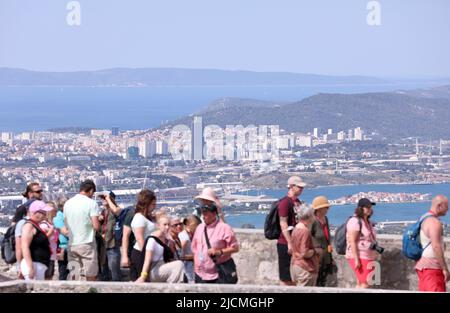 Touristen genießen die Aussicht von der Festung Klis in der Nähe von Split, Kroatien am 14. Juni 2022. Die Festung Klis ist ein unvermeidlicher Ort für viele Touristen, die in das Gebiet von Split kommen. Eine unvergessliche Aussicht und ein reiches historisches Erlebnis sind die Mühe wert. Foto: Ivo Cagalj/PIXSELL Stockfoto